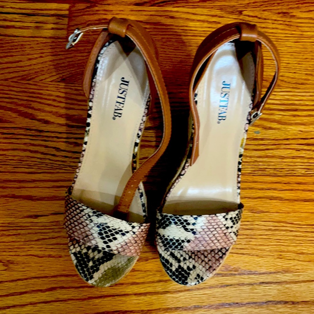 Just fab never worn snakeskin tan patterned wedges size 8.5
